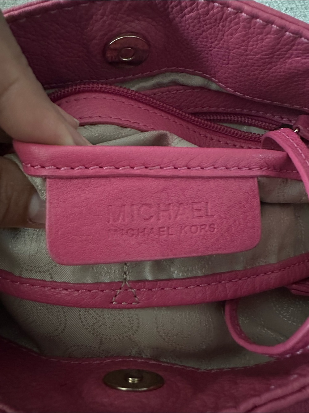 Michael Kors Hot Pink Leather Shoulder Bag with Gold Chain - Picture 3 of 3